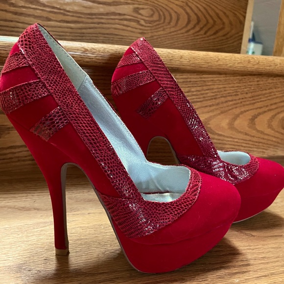JustFab, Size 6 rich red velvet/leather like accents on 4 inch platform pumps. - Picture 3 of 7